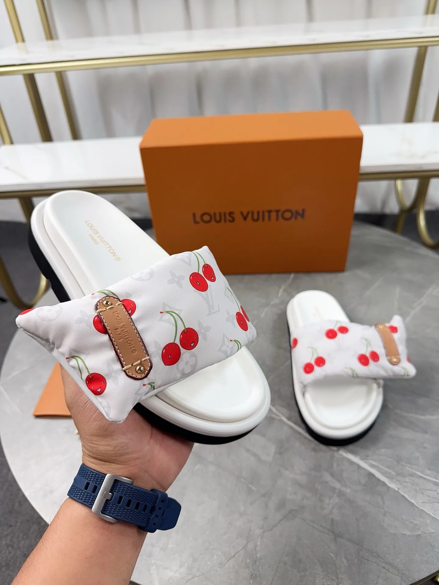 👟👟Ex-factory price 360👟👟 LV Donkey Brand L Family 2025 Hot Style Embossed Logo Embossed Sandals This Pool Pillow Comfort flat sandals are made of technical fabrics and use high-frequency embossing technology to reinterpret the Monogram pattern. Soft padded upper with adjustable Velcro, comfortable and tough insole adds harmonious colors ▪️Fabric: Original customized technical fabric ▪️Lining: soft sheepskin lining ▪️Sole: Original open-molded rubber foam outsole ▪️Size: 35-45